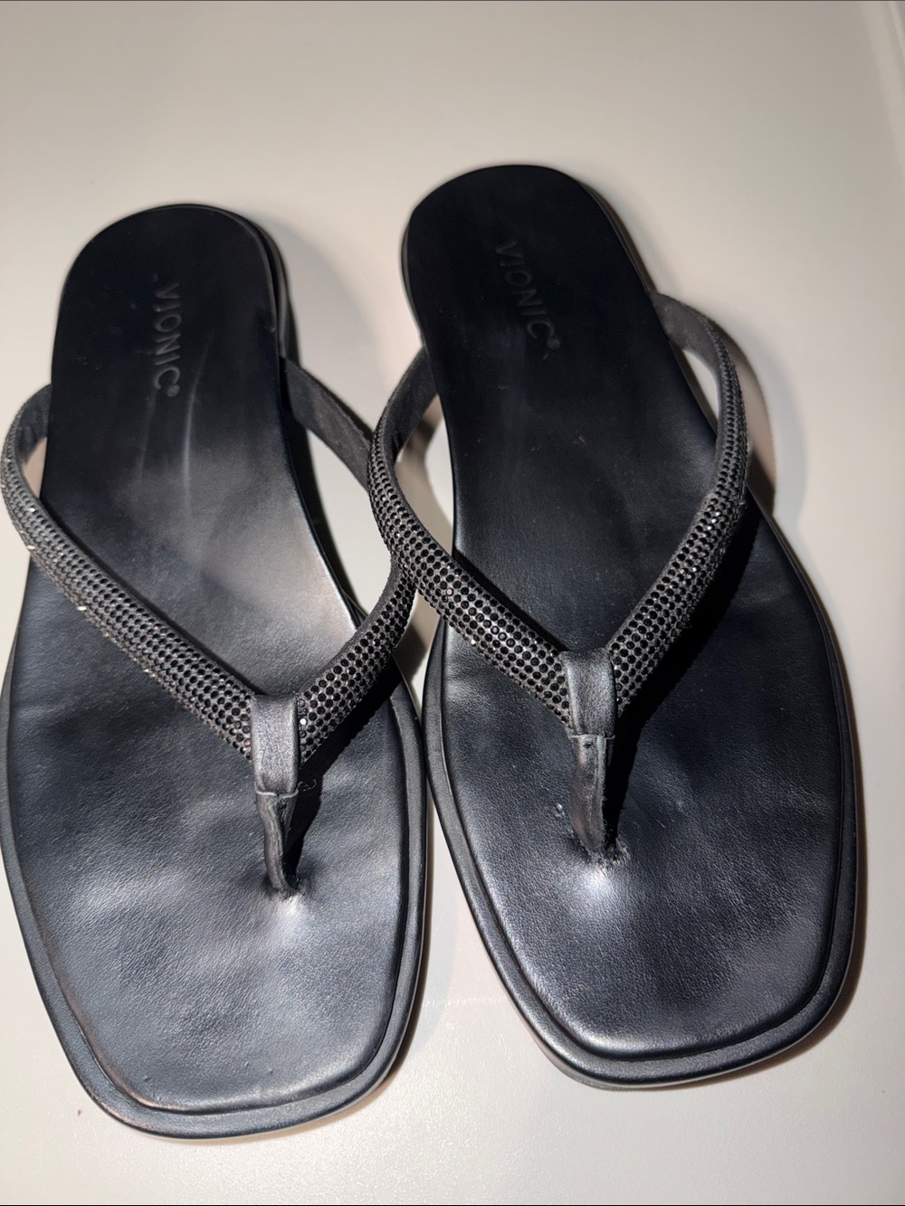 Vionic Black Leather Thong Sandals with Textured Straps